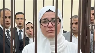 فى الثمانينات وبالتحديد فى منطقة العتبة الدكتورة ايمان راجعة شقتها